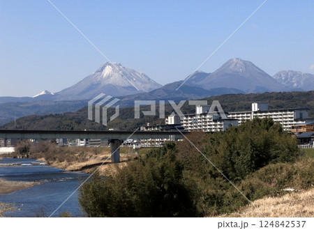 大分市明磧橋から　由布岳・鶴見岳　を見る。 124842537