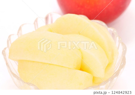 赤いリンゴ 恋ふじ カット デザート 明るい背景 岩手県産 赤いリンゴ 恋ふじ カット デザート 明るい背景 岩手県産 124842923