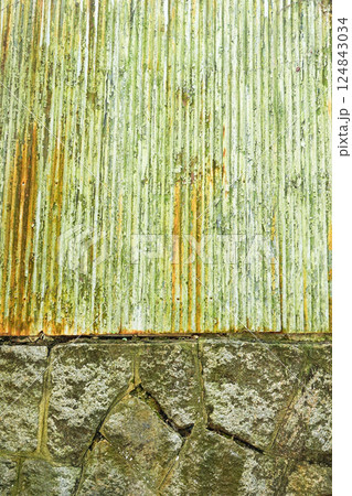モスグリーンな色合いのトタンの壁 124843034