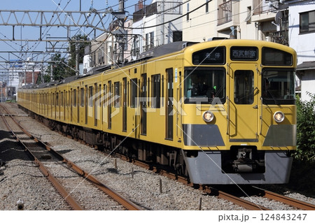 西武新宿線の西武柳沢駅に進入する新2000系 西武新宿線の西武柳沢駅に進入する新2000系 124843247