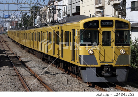 西武新宿線の西武柳沢駅に進入する新2000系 124843252