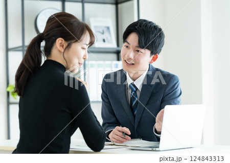若い女性のカウンセリングをする男性のプランナー 124843313