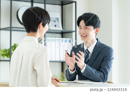 若い女性のカウンセリングをする男性のプランナー 若い女性のカウンセリングをする男性のプランナー 124843319