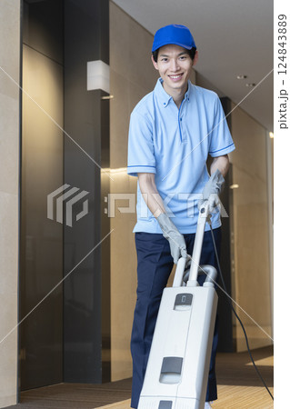 カメラ目線で笑顔の若い男性クリーニングスタッフ　 124843889