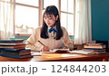 家で勉強する女性 124844203