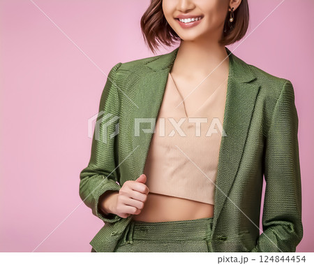 ジェンダーレスファッションの服を着た若いビジネスウーマンのイメージ素材 ジェンダーレスファッションの服を着た若いビジネスウーマンのイメージ素材 124844454