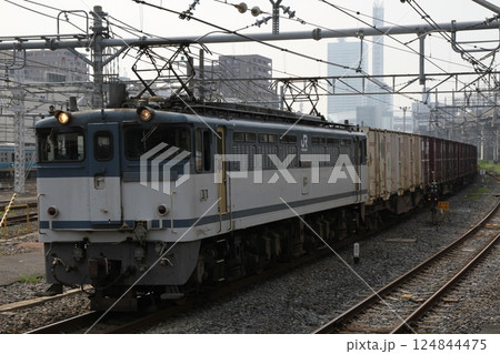 大宮駅を通過するEF65-2093牽引の貨物列車 124844475