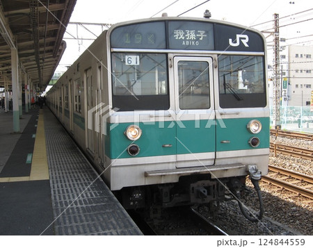 駅に停車中の常磐線 203系 マト61編成 124844559