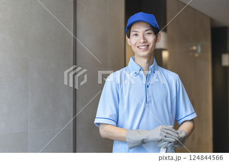 カメラ目線で笑顔の若い男性クリーニングスタッフ　 124844566