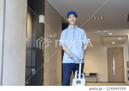 カメラ目線で笑顔の若い男性クリーニングスタッフ　 124844589
