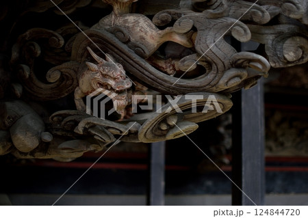 社殿の彫刻に施された木製の龍 社殿の彫刻に施された木製の龍 124844720