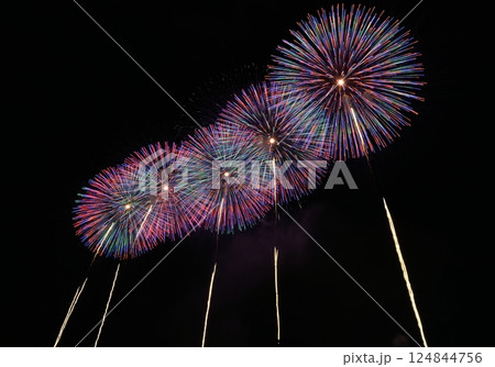 夕暮れの海に映る色鮮やかな花火 124844756