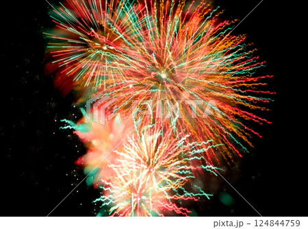夜空に広がるカラフルな花火の一斉打ち上げ 124844759