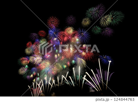 夜空に広がるカラフルな花火の一斉打ち上げ 124844763