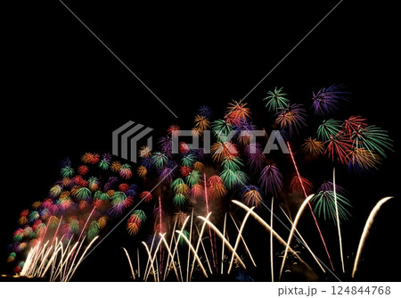 夜空に広がるカラフルな花火の一斉打ち上げ 夜空に広がるカラフルな花火の一斉打ち上げ 124844768