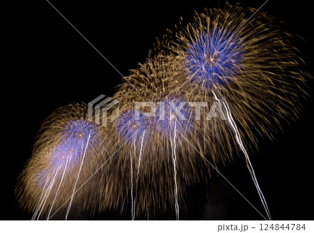 夜空に広がるカラフルな花火の一斉打ち上げ 124844784