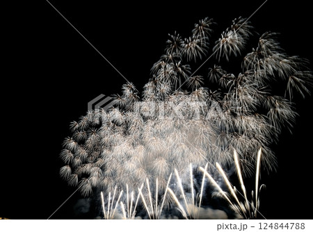 夜空に広がるカラフルな花火の一斉打ち上げ 124844788
