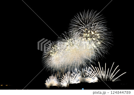 夜空に広がるカラフルな花火の一斉打ち上げ 124844789