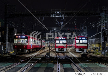 発車準備中の電車 124844832