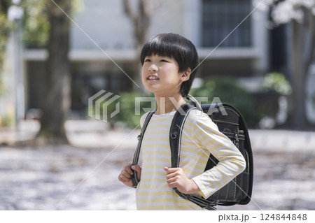 ランドセルを背負った9歳の男の子 124844848