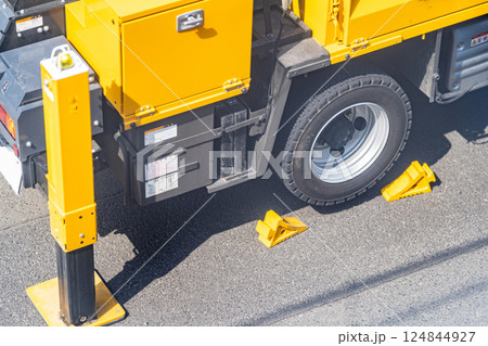 高所作業車　アウトリガー　輪留め　車輪止め 124844927