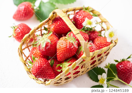 かごに盛った苺　 124845189