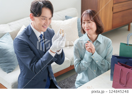 女性客と査定する中古出張買取業者 124845248