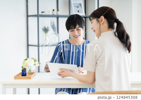 エステサロンのカウンセリングを受ける若い女性 124845308