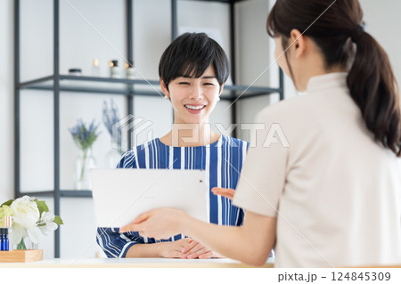 エステサロンのカウンセリングを受ける若い女性 124845309
