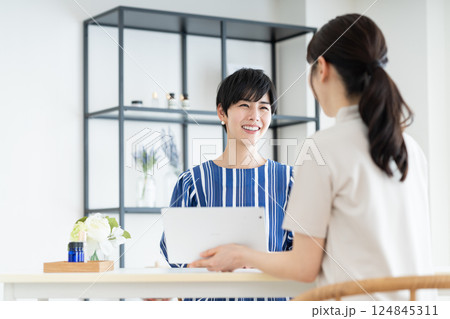 エステサロンのカウンセリングを受ける若い女性 124845311