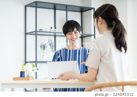 エステサロンのカウンセリングを受ける若い女性 124845312