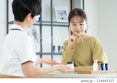 エステサロンのカウンセリングを受ける若い女性 エステサロンのカウンセリングを受ける若い女性 124845327