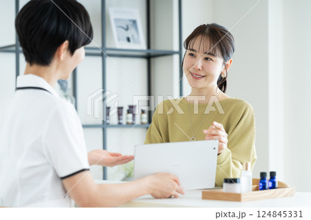 エステサロンのカウンセリングを受ける若い女性 124845331