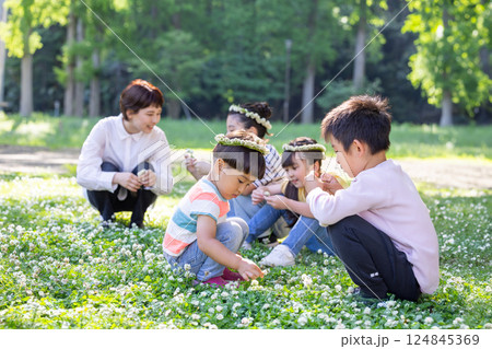 野原で遊ぶ子供たち 野原で遊ぶ子供たち 124845369
