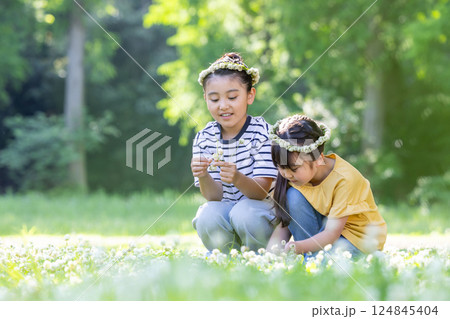 野原で遊ぶ子供たち 124845404