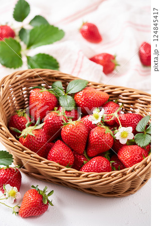 かごに盛った苺 かごに盛った苺 124845417
