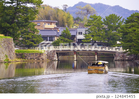 松江城の堀川遊覧船 松江城の堀川遊覧船 124845455