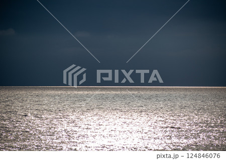 曇り空と太陽の光を反射する海面 曇り空と太陽の光を反射する海面 124846076