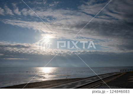 静かな海と太陽光線　天使の階段 124846083