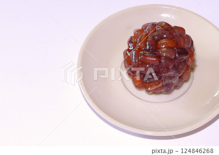 日本伝統の和菓子・小豆で包んだ生菓子 日本伝統の和菓子・小豆で包んだ生菓子 124846268