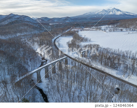 越川橋梁 (旧国鉄根北線第一幾品川橋梁跡) と斜里岳 124846364