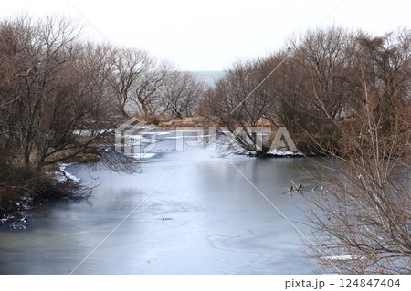 冬の川のある風景 冬の川のある風景 124847404