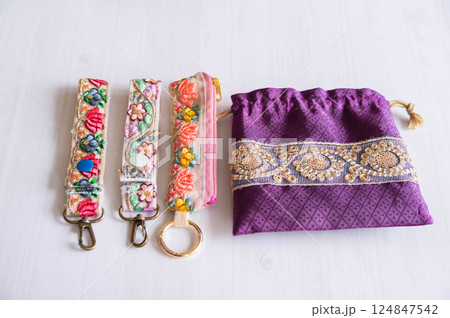 インド刺繍リボンの小物 124847542