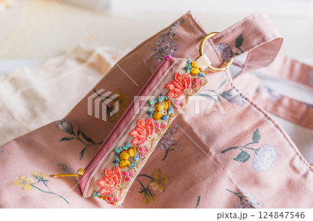 インド刺繍リボンで作るバッグチャーム インド刺繍リボンで作るバッグチャーム 124847546