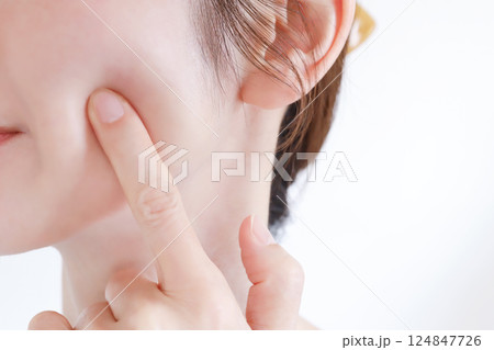 女性の肌　スキンケア 124847726