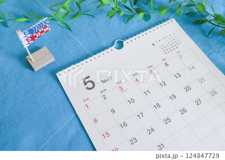 5月のカレンダーと鯉のぼり 124847729