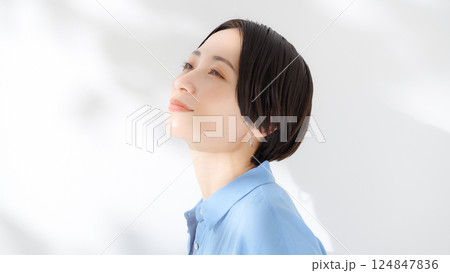 笑顔　女性	 124847836