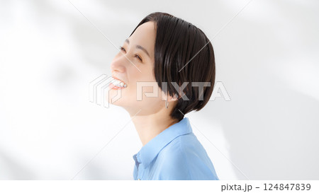 笑顔 女性 笑顔 女性 124847839