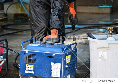 エンジン式高圧洗浄機 外壁の洗浄 外壁塗装工事 塗装職人 エンジン式高圧洗浄機 外壁の洗浄 外壁塗装工事 塗装職人 124847937