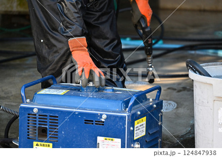エンジン式高圧洗浄機　外壁の洗浄　外壁塗装工事　塗装職人 124847938